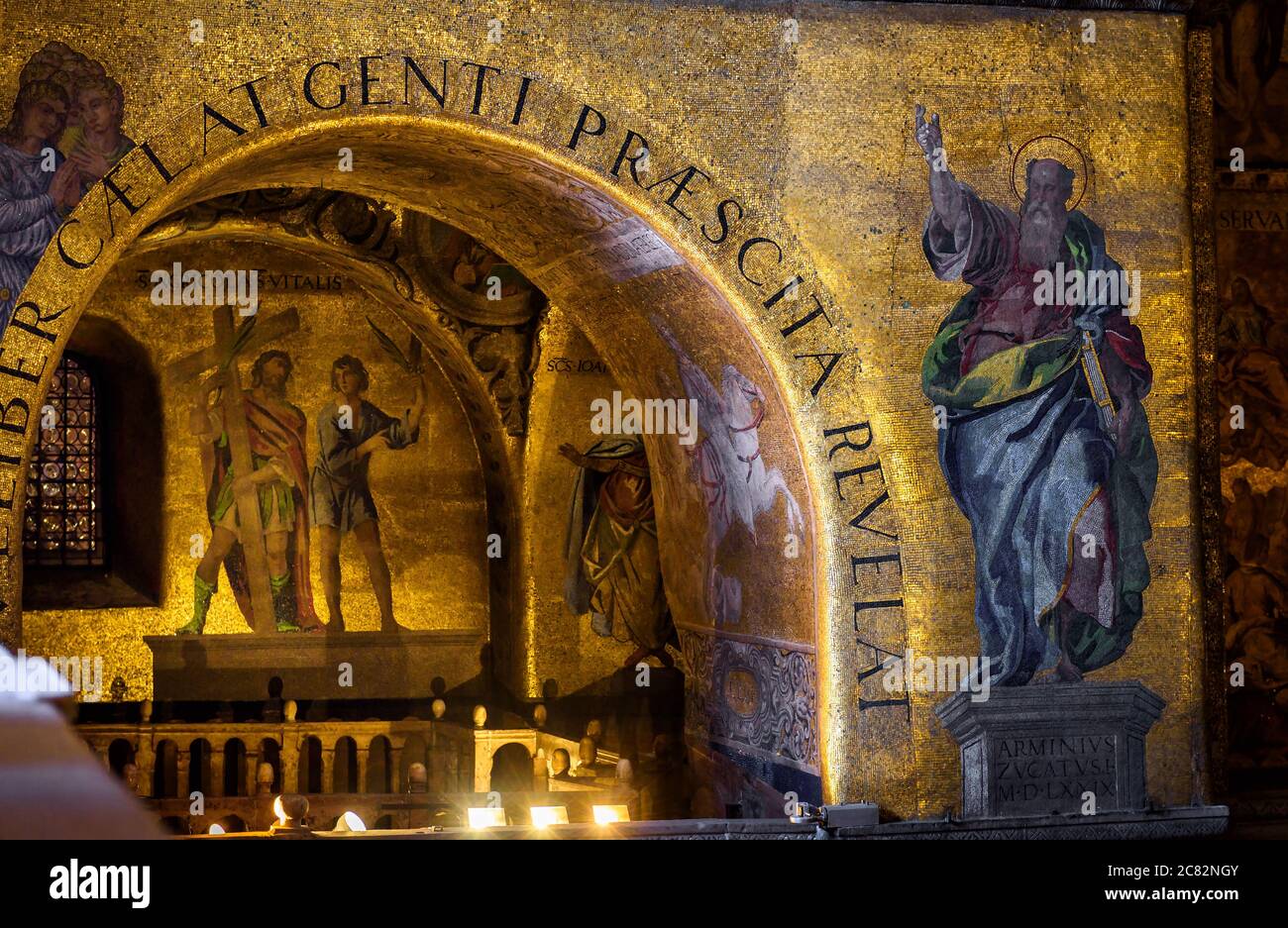 Venedig, Italien - 21. Mai 2017: Goldenes Wandmosaik im Inneren des Markusdom oder Markusbasilika,`s ist ein großes altes Wahrzeichen der Stadt. Innenraum des berühmten Markusdom` Stockfoto